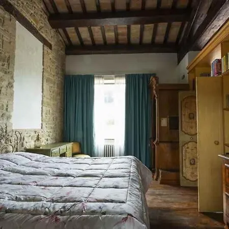 Wonderful Manor With Enriched Background Scenery וילה